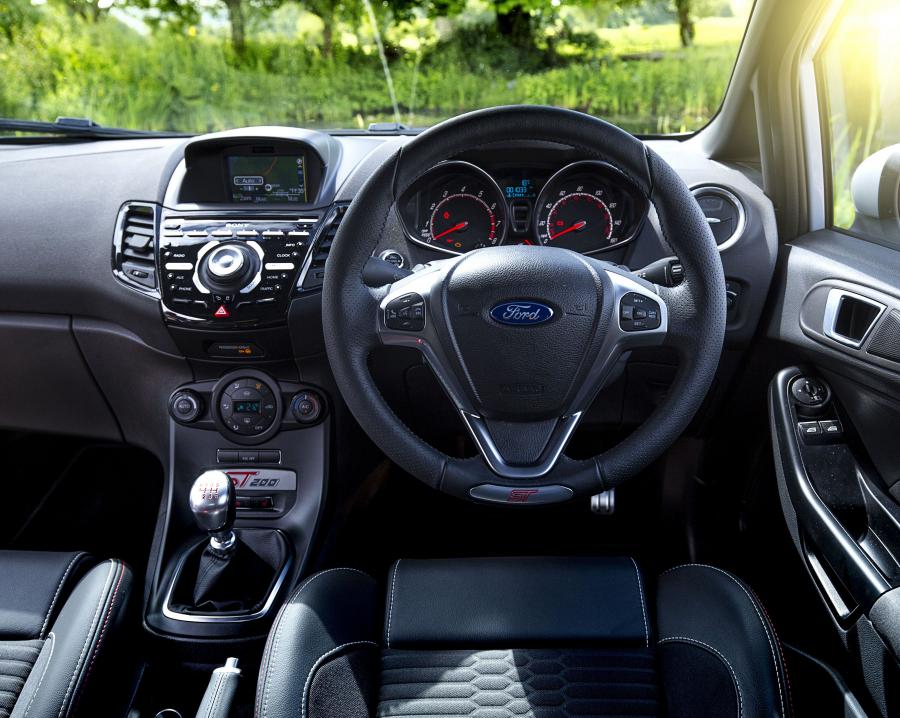  Ford Fiesta ST200 2016 года  (UK) (фото 21 из 31)